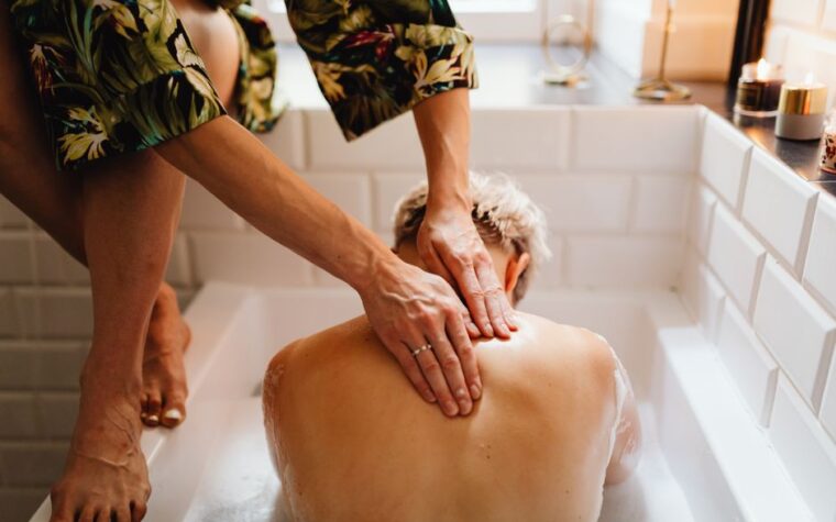 Velas de massagem (seguras para a pele): quais ingredientes usar e o que a ANVISA exige para cosméticos artesanais