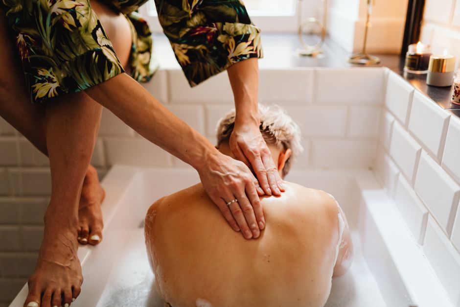 Velas de massagem (seguras para a pele): quais ingredientes usar e o que a ANVISA exige para cosméticos artesanais